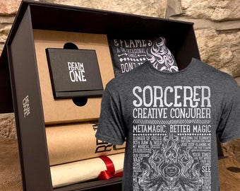 ZAUBERER Geschenk Set - D&D / Dungeons and Dragons inspiriert - T-shirt, Sticker, Charakterbogen und mehr!