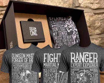 BARDE Geschenk Set - D&D / Dungeons and Dragons inspiriert - T-shirt, Sticker, Charakterbogen und mehr!