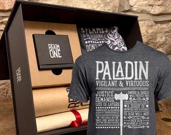PALADIN Geschenkset - D&D / Dungeons and Dragons inspiriert - T-shirt, Sticker, Charakterbogen und mehr!