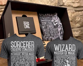 ARTIFICER Geschenk Set - D&D / Dungeons and Dragons inspiriert - T-shirt, Sticker, Charakter Sheet und mehr!