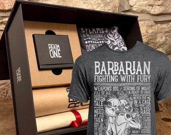 BARBAR Geschenk Set - D&D / Dungeons and Dragons inspiriert - T-shirt, Sticker, Charakterbogen und mehr!