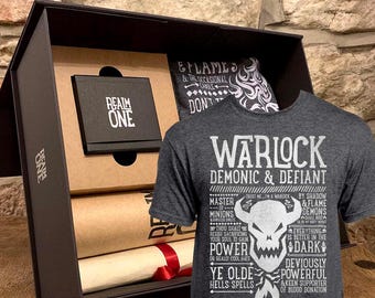 WARLOCK Geschenk Set - D&D / Dungeons and Dragons inspiriert - T-shirt, Sticker, Charakterbogen und mehr!
