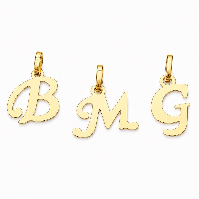 Puede incluir: Tres colgantes de metal en tono dorado con las letras may&uacute;sculas B, M y G. Cada colgante tiene un acabado pulido e incluye una peque&ntilde;a anilla integrada en la parte superior para sujetarlo a una cadena o collar, con una tipograf&iacute;a cursiva.