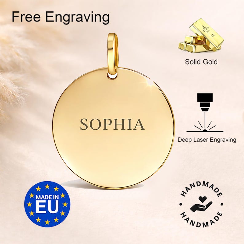 Puede incluir: Un colgante redondo de color dorado con el nombre "SOPHIA" grabado. El colgante tiene un lazo en la parte superior para una cadena. La imagen tambi&eacute;n incluye el texto "Free Engraving", "Solid Gold" y "Deep Laser Engraving".