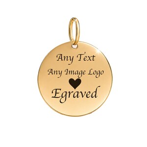 Puede incluir: Un colgante circular dorado con un lazo en la parte superior. El colgante tiene las palabras "Any Text, Any Image Logo" y "Engraved" en texto negro, junto con un s&iacute;mbolo de coraz&oacute;n negro. El colgante es para personalizaci&oacute;n.