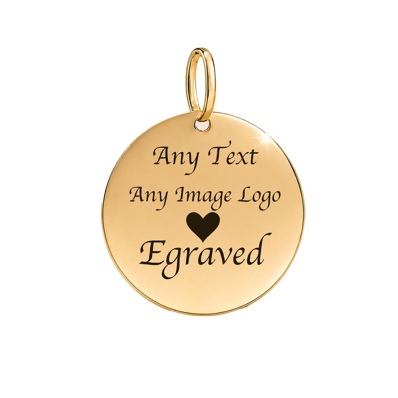 Puede incluir: Un colgante circular dorado con un lazo en la parte superior. El colgante tiene las palabras "Any Text, Any Image Logo" y "Engraved" en texto negro, junto con un s&iacute;mbolo de coraz&oacute;n negro. El colgante es para personalizaci&oacute;n.