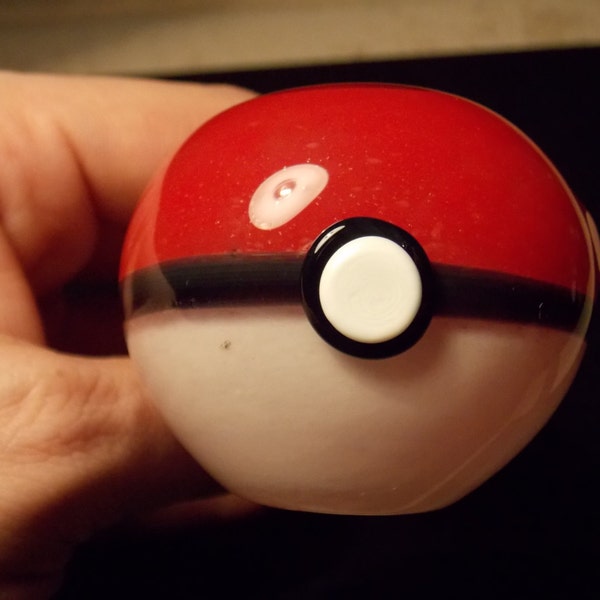 Pokeball glass pipe art