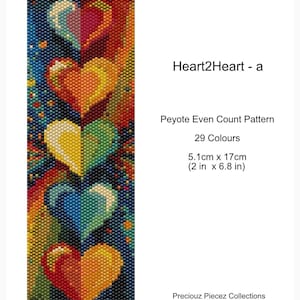 Puede incluir: Un patrón de cuentas colorido con cinco diseños de corazón en tonos rojo, naranja, amarillo, verde y azul. El patrón "Heart2Heart" mide 5,1 cm x 17 cm y utiliza 29 colores. Es un diseño Peyote Even Count.