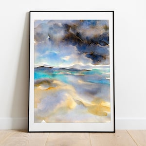 Puede incluir: Pintura abstracta de acuarela en un marco negro. La obra representa un paisaje con un cielo nublado en tonos azules y grises, y una masa de agua en turquesa y dorado. La pintura se exhibe sobre una pared blanca y un suelo de madera.