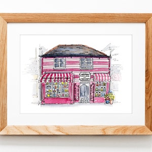 Puede incluir: Pintura a la acuarela enmarcada de una tienda de dulces a rayas rosas y blancas, con un tejado gris oscuro. La tienda, llamada "SARAH'S SWEET SHOP", tiene un toldo a rayas rojas y blancas. La tienda exhibe varios dulces y golosinas.