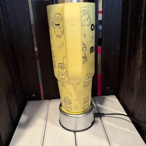 One in a Minion Laser gravierter Stanley Tumbler: gelb 30 oz mit Deckel und Trinkhalm Bild 2