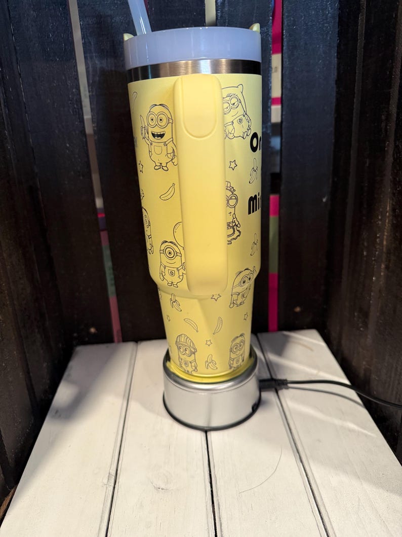 One in a Minion Laser gravierter Stanley Tumbler: gelb 30 oz mit Deckel und Trinkhalm Bild 2