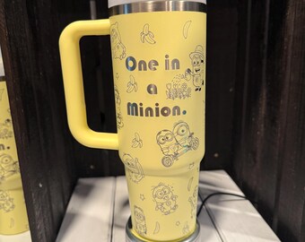 Bicchiere Stanley personalizzato con incisione laser a tema Minion: giallo pallido, 887 ml (30 oz) con coperchio e cannuccia.