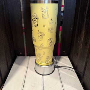 One in a Minion Laser gravierter Stanley Tumbler: gelb 30 oz mit Deckel und Trinkhalm Bild 4