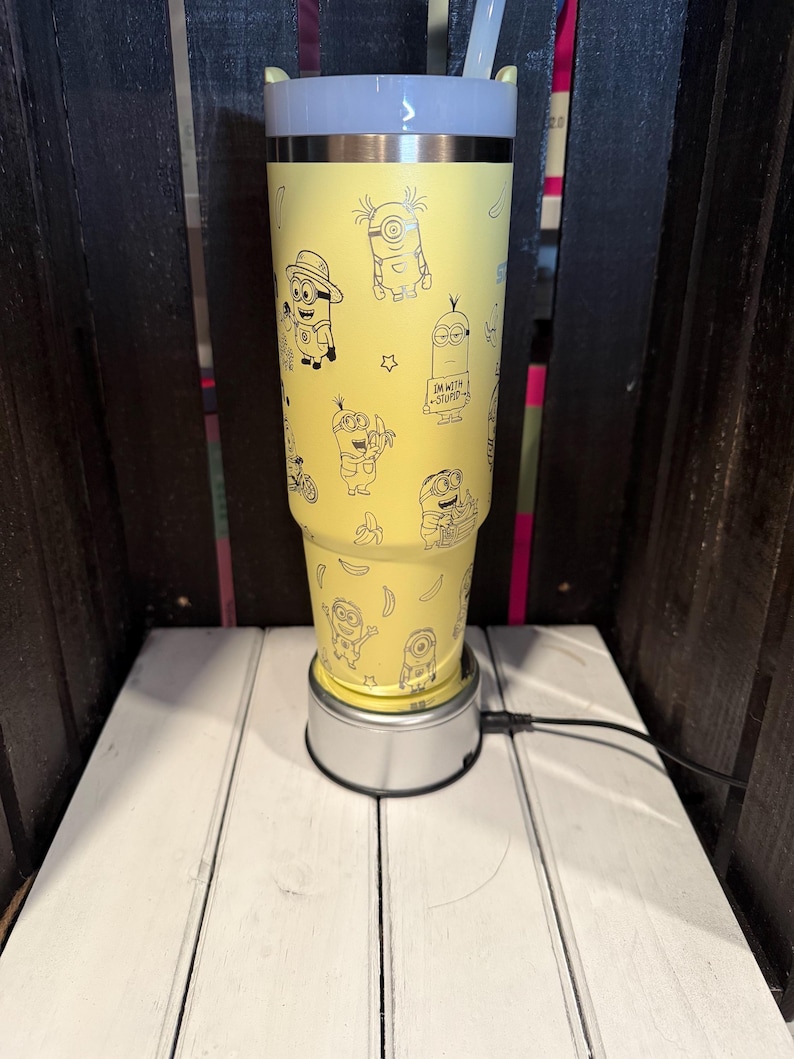 One in a Minion Laser gravierter Stanley Tumbler: gelb 30 oz mit Deckel und Trinkhalm Bild 4