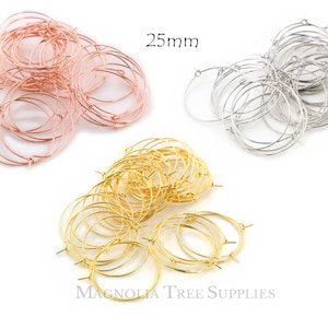 Peut inclure: Un ensemble de créoles de 25 mm en or, argent et or rose. Les créoles sont en métal et sont parfaites pour la fabrication de bijoux.