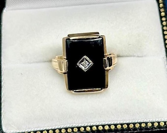 Vintage Onyx Ring - 10 Karat Yellow Gold