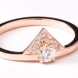 ROSE GOLD ENGAGEMENT Ring, minimalistische Diamant-Ring, kleine Verlobungsring, Dreieck Diamant-Ring, V Form Ring