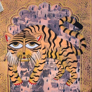 Peut inclure: Une illustration color&eacute;e d'un tigre avec des rayures noires sur un fond orange. Le tigre est entour&eacute; d'un cadre dor&eacute; avec des d&eacute;tails complexes. L'arri&egrave;re-plan est rose clair avec un motif de gouttes de pluie.