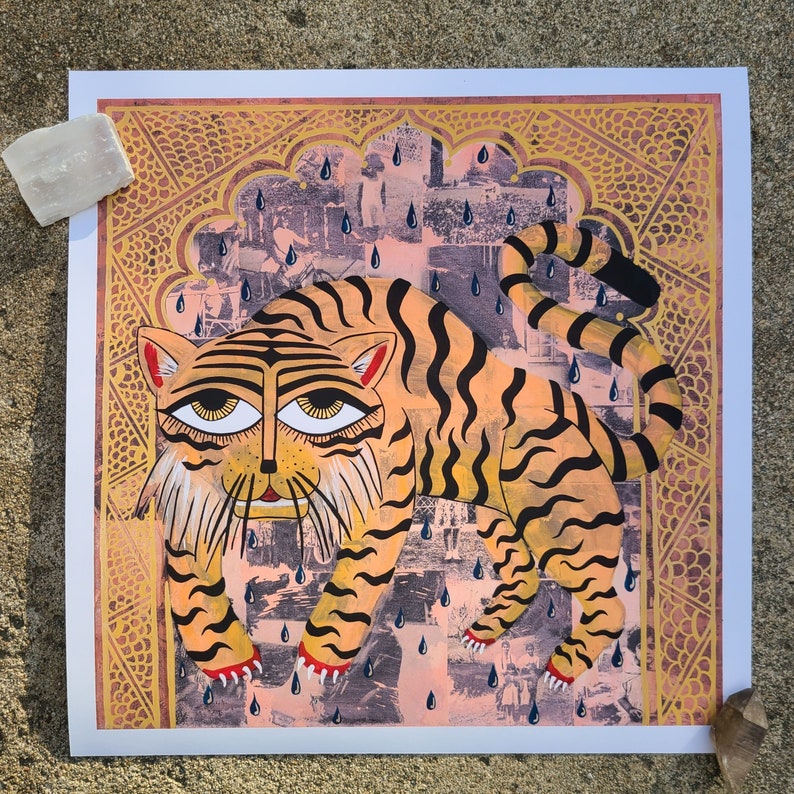 Peut inclure: Une illustration color&eacute;e d'un tigre avec des rayures noires sur un fond orange. Le tigre est entour&eacute; d'un cadre dor&eacute; avec des d&eacute;tails complexes. L'arri&egrave;re-plan est rose clair avec un motif de gouttes de pluie.