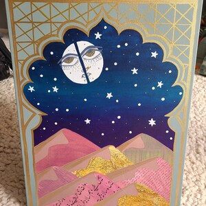 Pode incluir: Uma pintura de uma lua crescente com um rosto, contra um c&eacute;u noturno azul escuro salpicado de estrelas brancas. A lua est&aacute; parcialmente escondida por um arco dourado, e o fundo apresenta colinas rosa e marrons com texto &aacute;rabe.