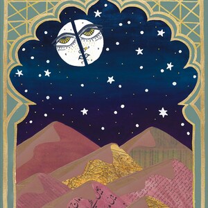 Pode incluir: Uma pintura de uma lua crescente com um rosto, cercada de estrelas, em um c&eacute;u noturno azul. A lua est&aacute; parcialmente obscurecida por uma linha escura. O c&eacute;u &eacute; emoldurado por um arco dourado e verde, com uma paisagem des&eacute;rtica abaixo.
