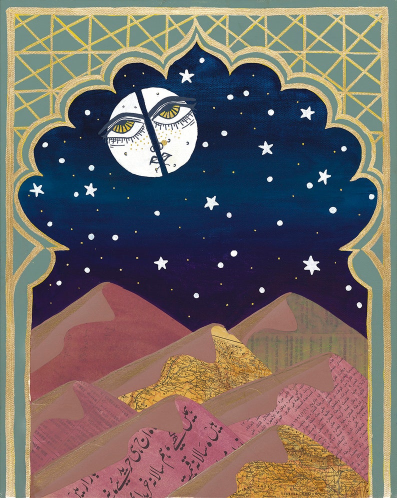 Pode incluir: Uma pintura de uma lua crescente com um rosto, cercada de estrelas, em um c&eacute;u noturno azul. A lua est&aacute; parcialmente obscurecida por uma linha escura. O c&eacute;u &eacute; emoldurado por um arco dourado e verde, com uma paisagem des&eacute;rtica abaixo.