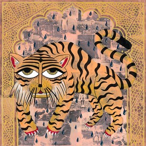 Peut inclure: Une illustration color&eacute;e d'un tigre avec des rayures noires sur un fond orange. Le tigre marche sous une pluie battante avec des gouttes bleues tombant du ciel. L'arri&egrave;re-plan est un collage de vieilles photographies.