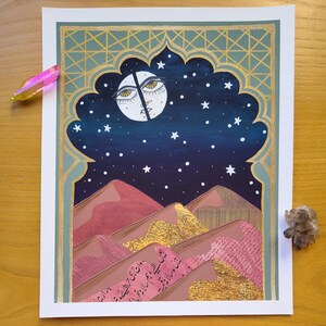 Pode incluir: Uma ilustra&ccedil;&atilde;o digital de uma lua crescente com um rosto, sobre um fundo de c&eacute;u noturno azul escuro com estrelas brancas. A lua &eacute; emoldurada por um arco dourado e verde, e o fundo apresenta uma paisagem de colinas rosa e marrons.
