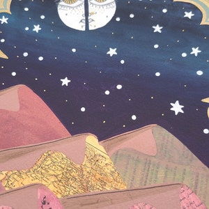 Pode incluir: Uma colagem de papel com uma lua crescente com um rosto, estrelas e montanhas. As montanhas s&atilde;o feitas de papel com um padr&atilde;o de mapa. O fundo &eacute; azul escuro com estrelas brancas e douradas.
