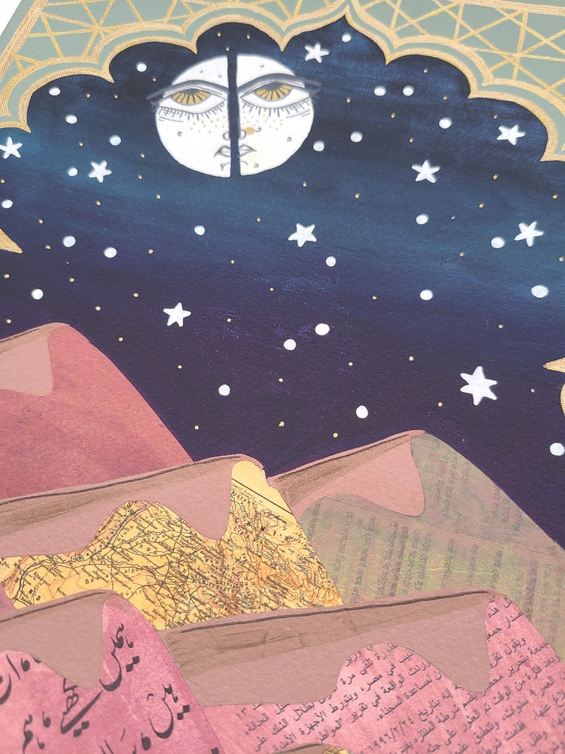 Pode incluir: Uma colagem de papel com uma lua crescente com um rosto, estrelas e montanhas. As montanhas s&atilde;o feitas de papel com um padr&atilde;o de mapa. O fundo &eacute; azul escuro com estrelas brancas e douradas.