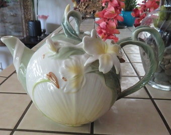Exquisite Glazed Ceramic Ginger Lily Tea Pot