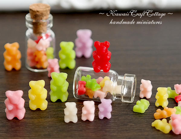 Puppenhaus Miniatur Süßigkeiten Glas Kleine Flasche mit 6 Süßigkeiten-Maßst 