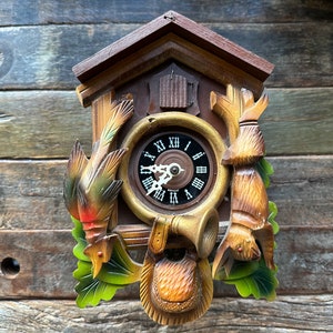 Beautiful Vintage Colorful Cuckoo Clock - Doesn&#39;t Work