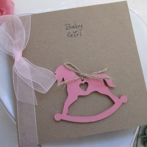 Rose, Cheval à bascule en bois, carte de shower de bébé, nouvelle carte de bébé, carte d'anniversaire de bébé, carte de baptême, cadeau de bébé, carte personnalisée, carte souvenir
