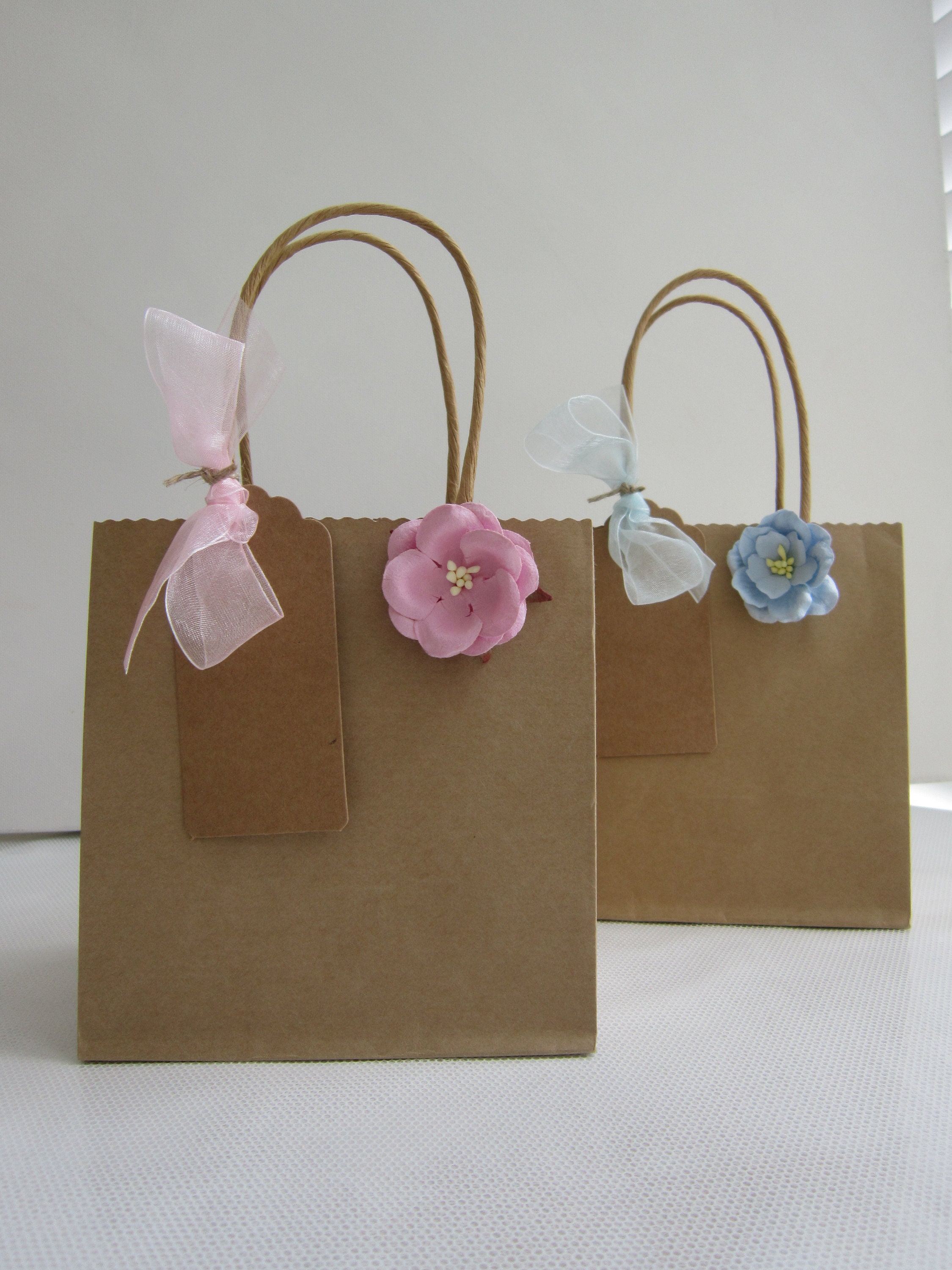 NADUSEP 4 Pcs Flower Paper Gift Bag, Bouquet Storage Bucket Florist Handbag with Metal Chain, Wedding Gift Wrap Bag Flower Boxes for Wedding