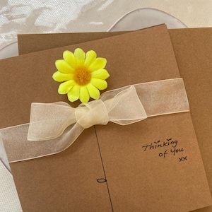 Une pensée pour vous, une carte faite main, une carte souvenir, une carte vous manquez, une marguerite, une fleur
