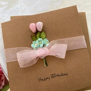 Tulipes et renoncules, carte d'anniversaire, carte faite main, fleurs jaunes, fleurs roses, carte de fleurs, carte souvenir, fleurs en papier de mûrier, cadeau