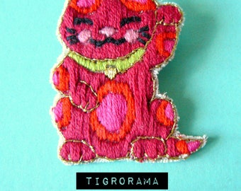 broche brodée main chat porte bonheur rouge et rose