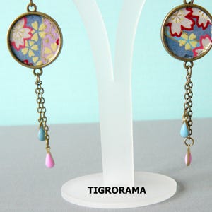 orecchini gemelli cabochon con carta giapponese, fiori multicolori e pendenti