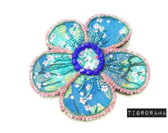 Broche grande  fleur  de cerisier brodée au crochet de Lunéville