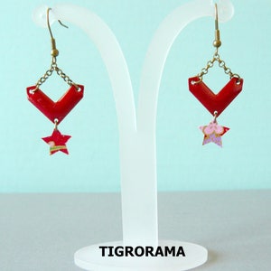 Orecchini a doppio chevron in smalto rosso e stella in carta giapponese