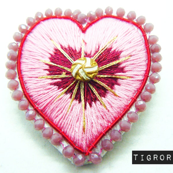 broche bordado corazón rosa y rojo con botón antiguo