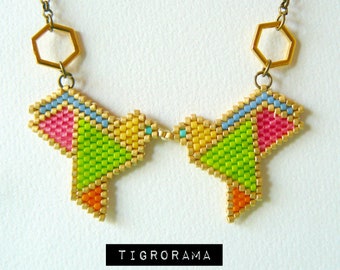collar con colgante 2 palomas tejidas en perlas verdes