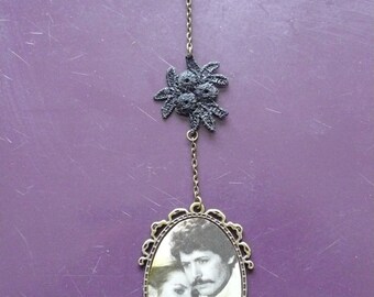 collar largo vintage de la serie "fotonovelas"