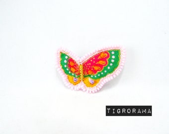 broche brodée  au crochet de Lunéville papillon