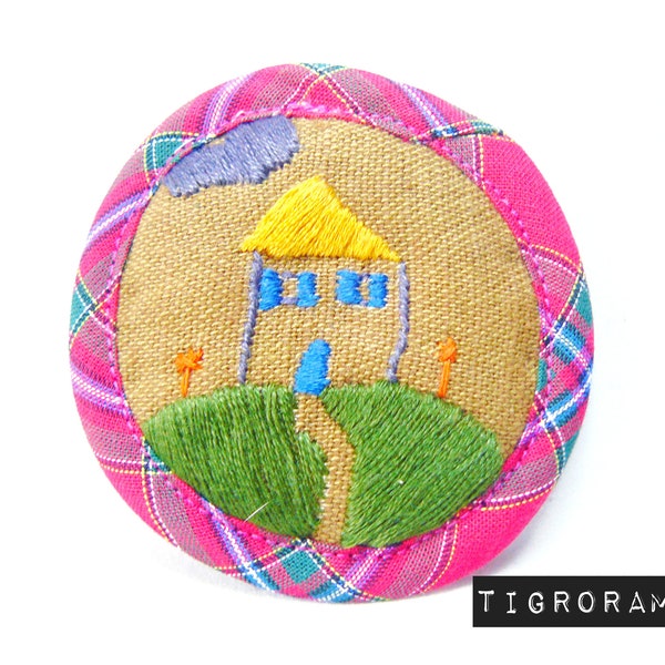 broche  brodée main dessin naïf maison et  bordure écossaise