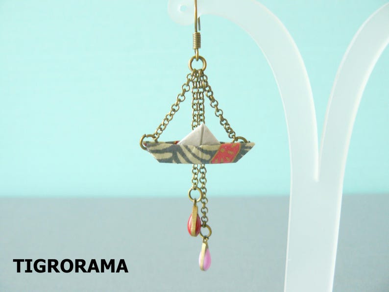 boucles d'oreille origami petit bateau en papier japonais image 2