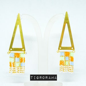 Pendientes grandes de triángulo y flecos, naranja, verde fluorescente y azul cielo.