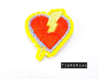 broche brodée main coup de foudre orange et jaune